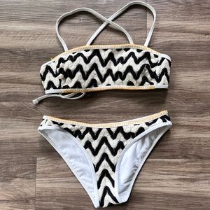 Chevron pattern bandeau bikini.